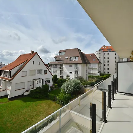 In Duinbergen Near Sailing Club Кнокке-Хейст