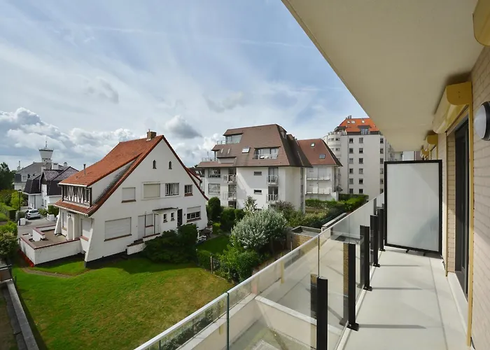 In Duinbergen Near Sailing Club Кнокке-Хейст